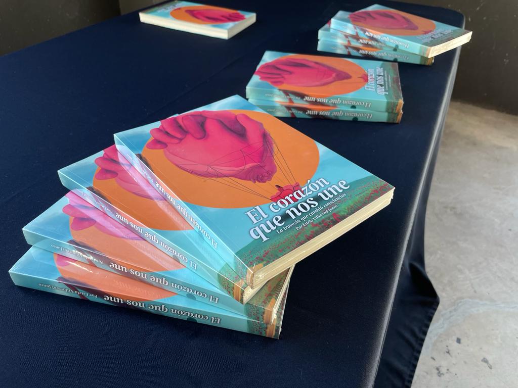 Estela Villarreal presentó su libro 'El corazón que nos une' en la preparatorio Anáhuac, del Instituto Cumbres, en la ciudad de Querétaro