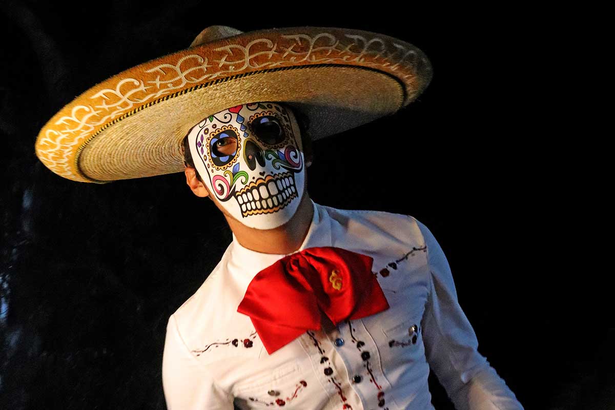 6 El viaje a Mictlán. El Día de Muertos en el país gira en torno a la leyenda del Mictlán