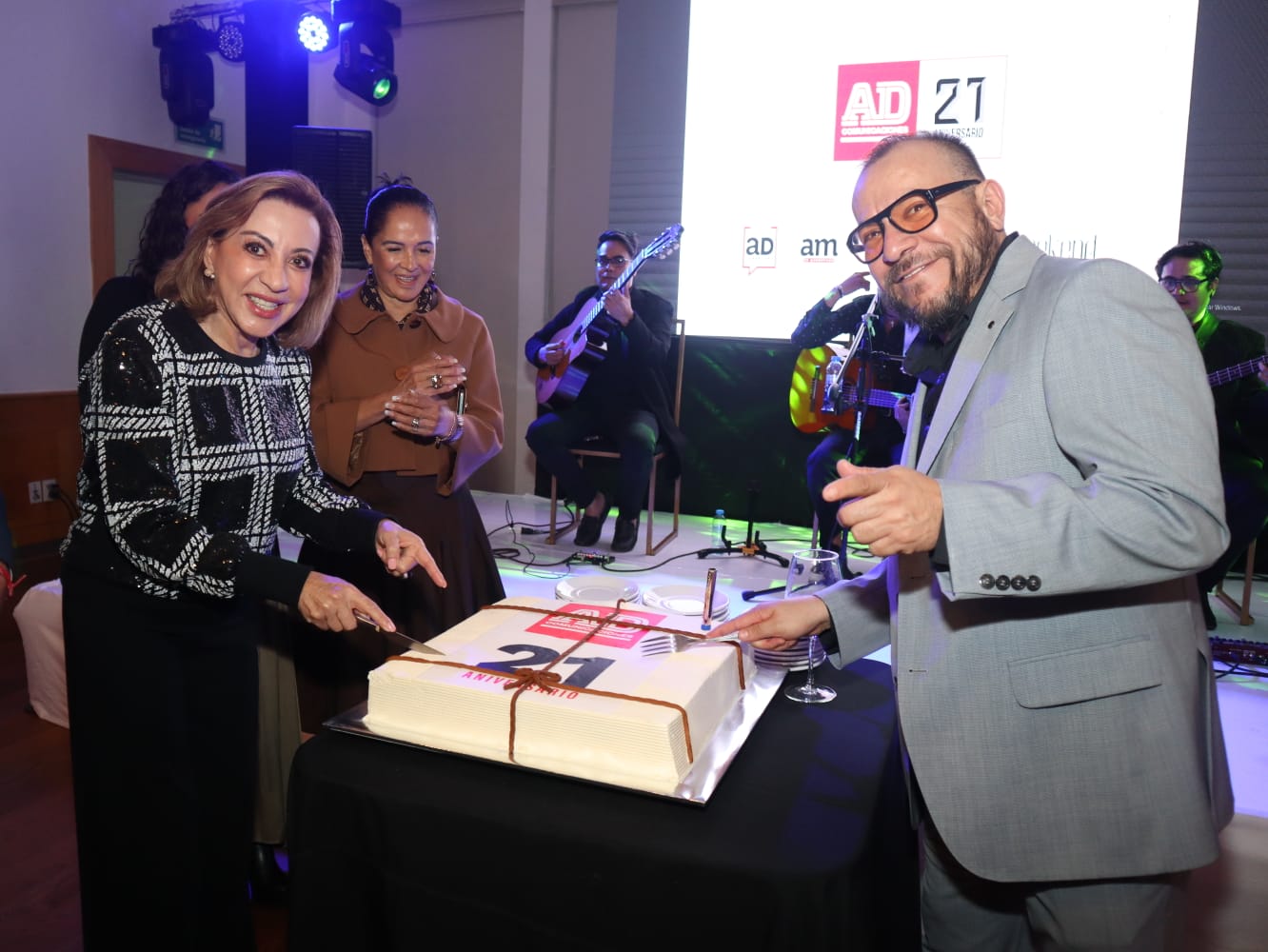 En una gala realizada en el Club de Industriales, políticos, servidores públicos y colaboradores celebraron un año más de Grupo AD Comunicaciones. / Foto: Armando Vázquez