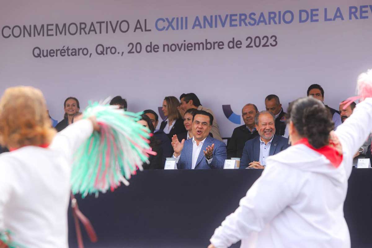 El alcalde de Querétaro, Luis Nava, acudió al desfile para conmemorar el CXIII Aniversario de la Revolución Mexicana.
