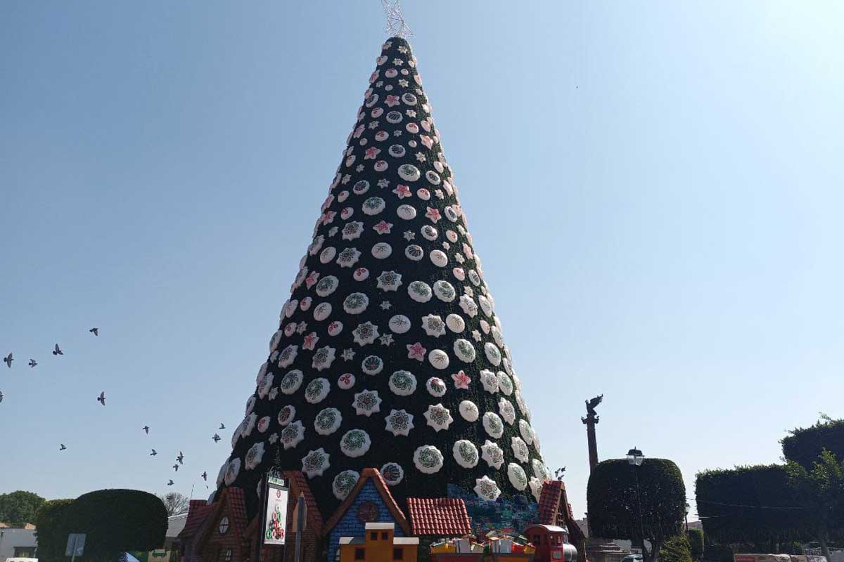 Desde este lunes comenzaron con la colocación del árbol monumental en el Jardín Independencia.