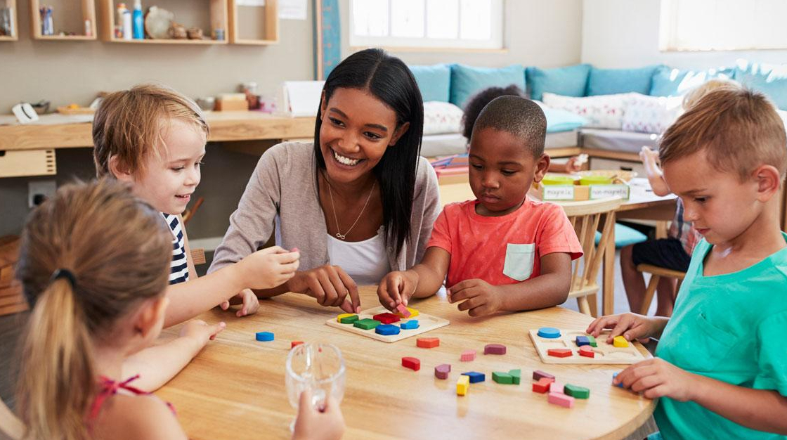 La educación Montessori es un enfoque educativo que se centra en el desarrollo integral del niño, además de promover la independencia