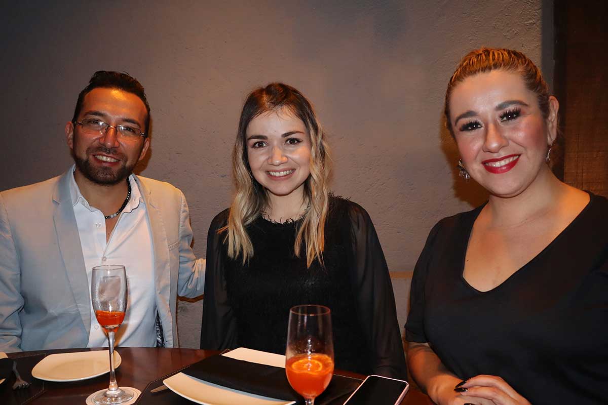 21 XV aniversario de Río Quintana. Roberto Morales, Vanessa Garfias e Isabel Posadas.