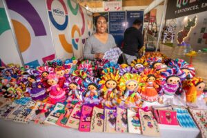 Al comprar con los productores y artesanos de Querétaro en la Feria, los visitantes pueden concursar por diversos premios.