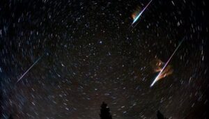 Durante la noche de este viernes podrás disfrutar de las Gemínidas, una espectacular lluvia de meteoros, pintando el cielo con rayos