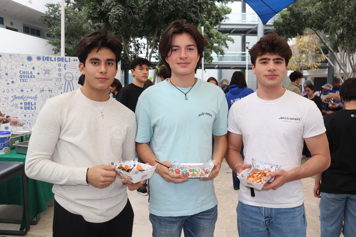 12 Tec de Monterrey da bienvenida con 'Chilaquil Fest'. Íker, Mauro y Eugenio