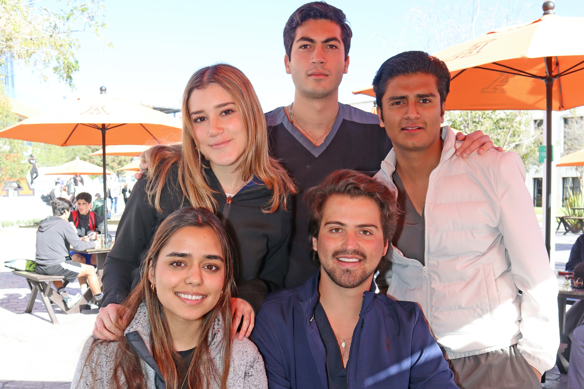 14 Universidad Anáhuac Querétaro tiene la generación más grande de su historia. Larisa, Sofía, Diego, Andrés y Francisco