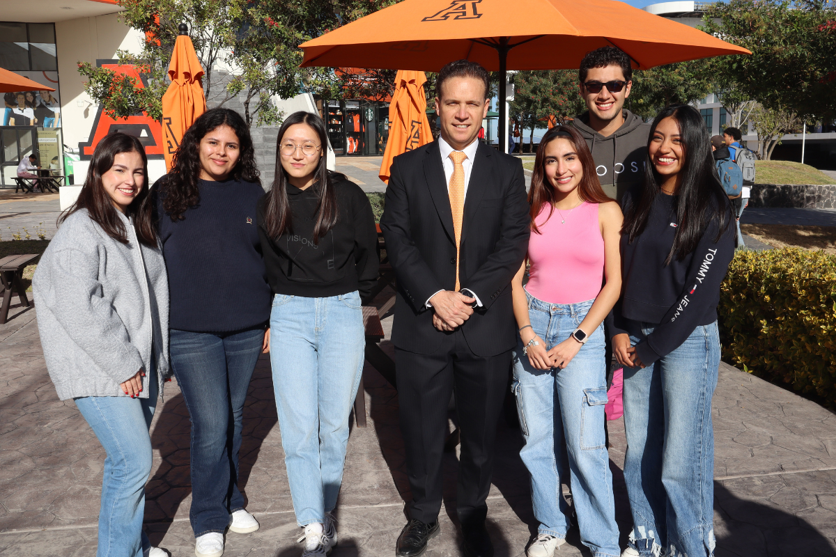 8 Universidad Anáhuac Querétaro tiene la generación más grande de su historia. El rector Luis Eduardo Alverde y parte de la nueva generación de estudiantes
