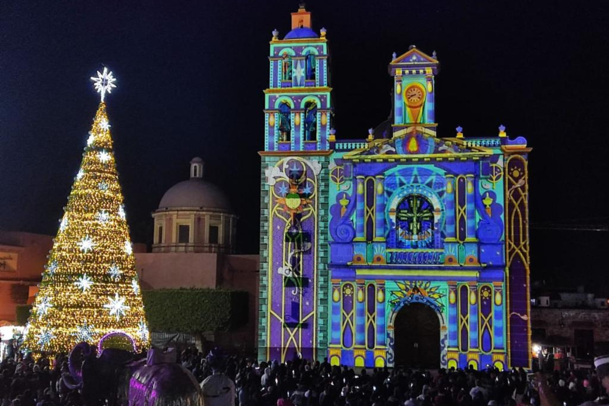 Uno de los atractivos turístico en Tequisquiapan es la proyección del videomapping en la Parroquia de Santa María de la Asunción.