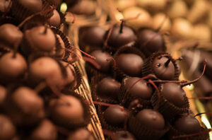 Las cerezas con chocolate son una combinación deliciosa, especialmente en esta época festiva, y qué mejor que disfrutarlas en su día