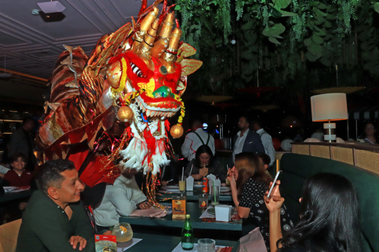 13 Llega el Festival de Sabores Asiáticos. El público disfruta de ‘La Danza del Dragón’, un performance espectacular que se desarrolla entre las mesas y los asistentes