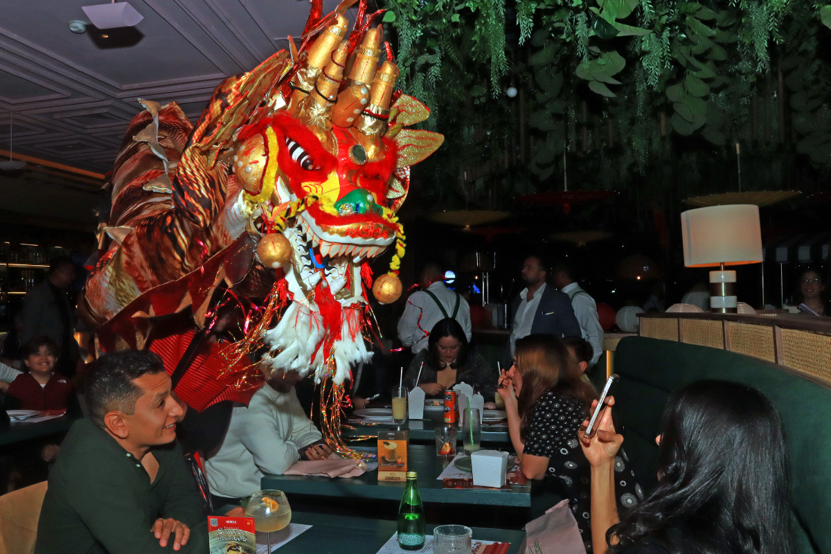El público disfruta de ‘La Danza del Dragón’, un performance espectacular que se desarrolla entre las mesas y los asistentes.  / Foto: Armando Vázquez.