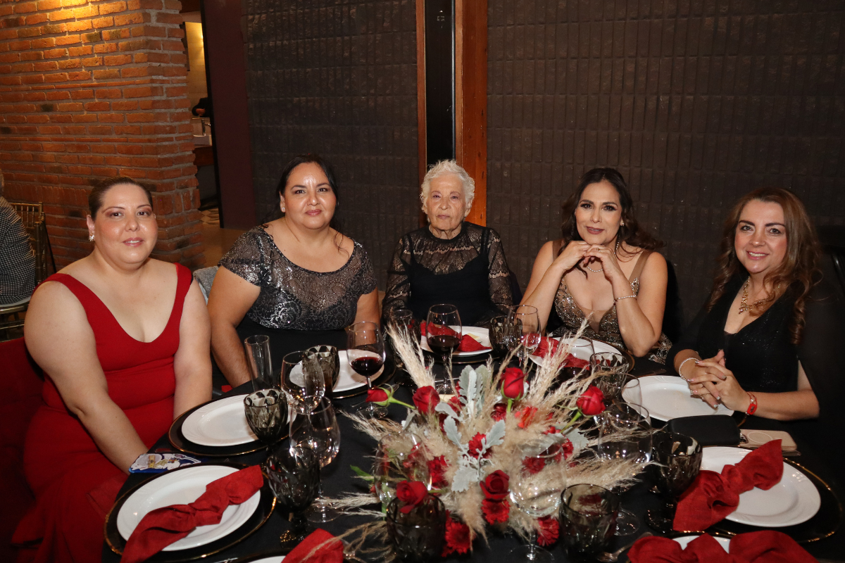 3 Margarita Chávez celebra la vida. Georgete Pedroza, Claudia Gutiérrez, Arcelia Pedroza, Margarita Chávez y Gina Ortega