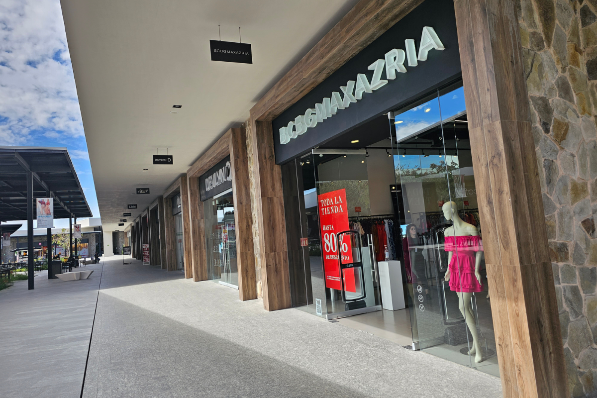 8 Premium Outlets Querétaro apuesta por el turismo de shopping. Un outlet es un establecimiento comercial especializado en la venta de productos en inventario
