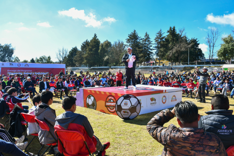 El alcalde René Mejía encabezó un evento en la Unidad Deportiva El Vicario, para realizar la entrega de material deportivo a alrededor de cinco mil deportistas.