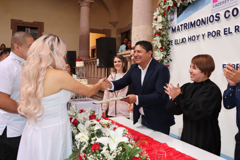 Un total de 35 parejas, sus testigos y familiares se dieron cita en el Centro Cultural Constantino Llaca Nieto para formalizar su relación.