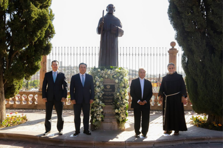 En compañía de Monseñor José Martín Lara Becerril, Vicario General de la Diócesis de Querétaro, Luis Nava develó la escultura y una placa conmemorativa en este recinto.