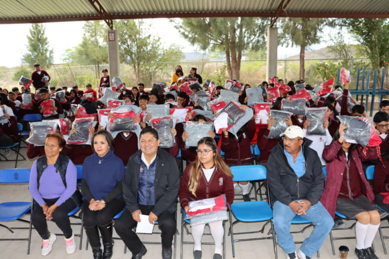 El alcalde visitó a los alumnos y personal académico del COBAQ 33 en El Palmar, donde reiteró su compromiso apoyar la economía familiar.