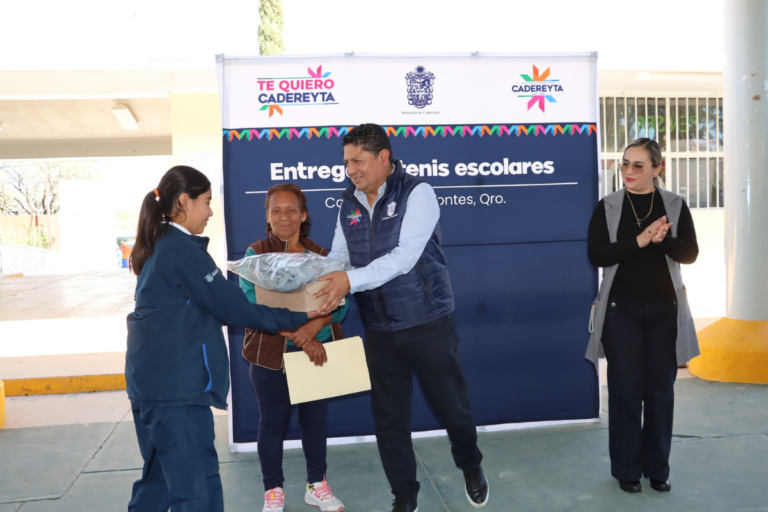 Miguel Martínez Peñaloza encabezó la entrega de mil 200 pares de tenis y sudaderas a estudiantes de la Escuela Secundaria General Centenario 5 de Mayo en sus turnos matutino y vespertino.