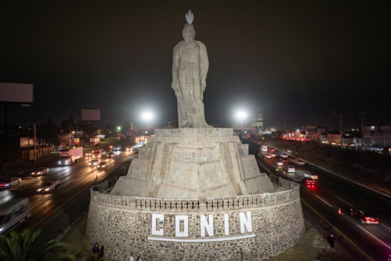 Por la ubicación de la estatua de Conín, ahora, parte de los 110 mil automovilistas que transitan diariamente por la carretera federal 57, podrán observarla en las noches
