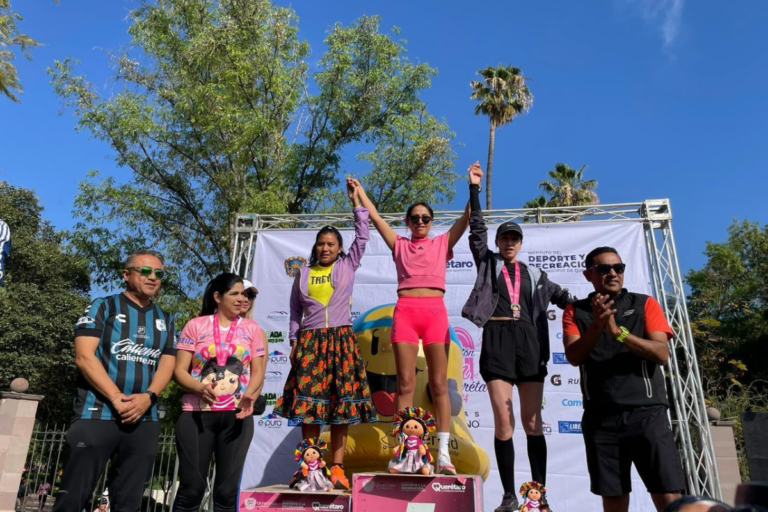 Todas las participantes del Medio Maratón de la Mujer 2024, además de los primeros lugares, fueron premiadas con una ola de aplausos.