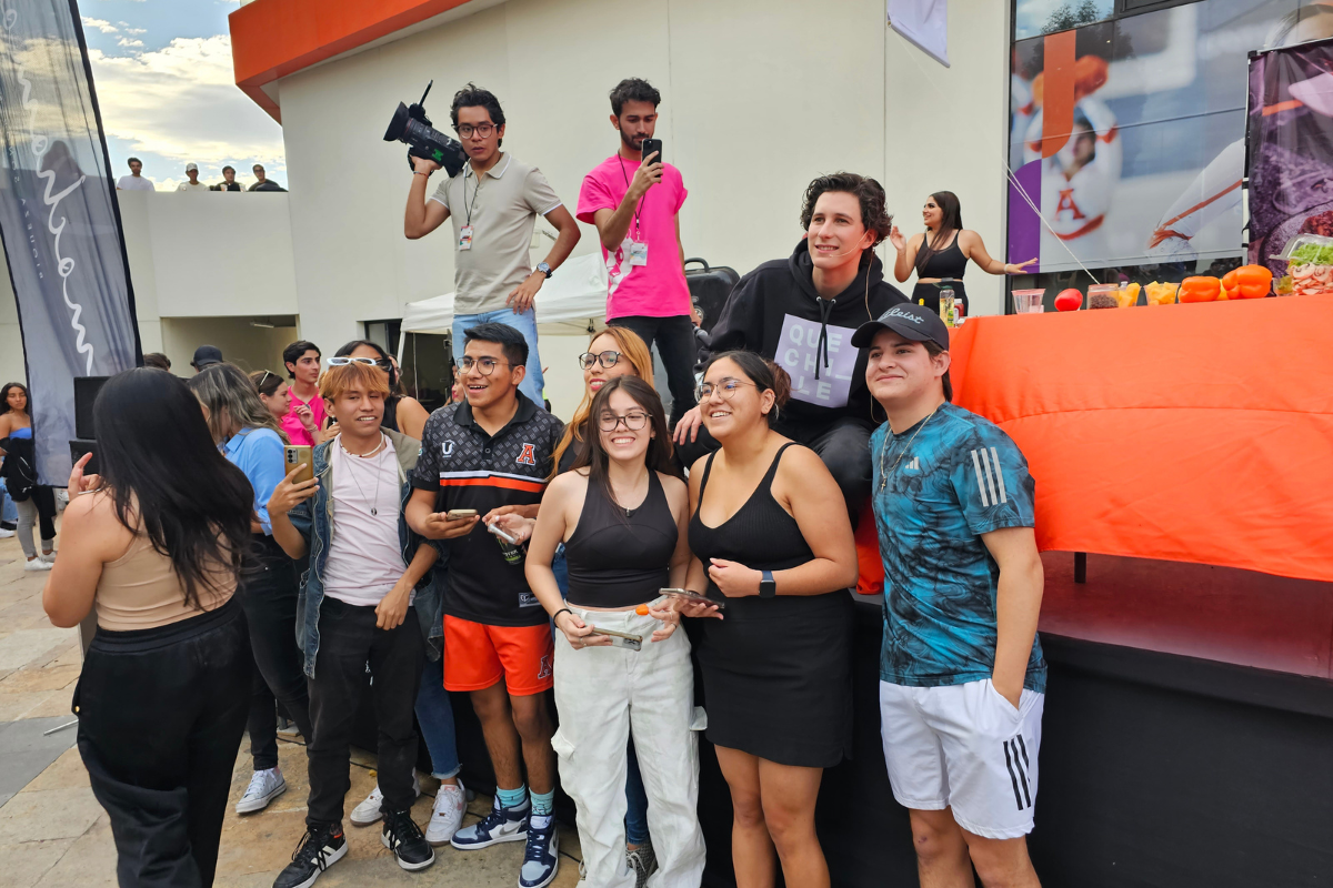 12 Día Anáhuac en Querétaro. Influencers y cantantes hicieron su aparición para convivir con los estudiantes y cantar con ellos