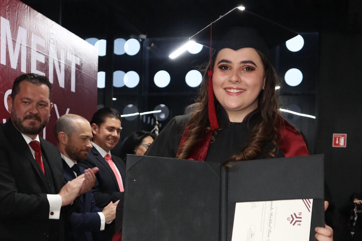 12 New Element University gradúa a su segunda generación. Daniela Hadid