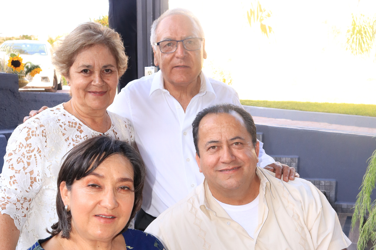 13 Celebran bautizo de Sebastián y Renata. Luz María Martín de Carapia, Arturo Carapia, Cecilia Lozano y Sergio Martínez