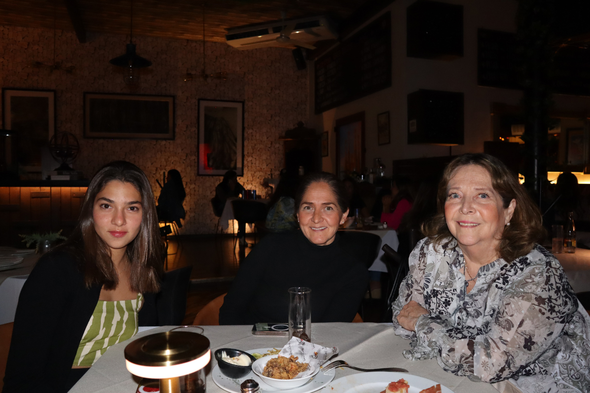 6 Noche Flamenca en El Quillo. Eugenia, Lilian y Ana Luisa.