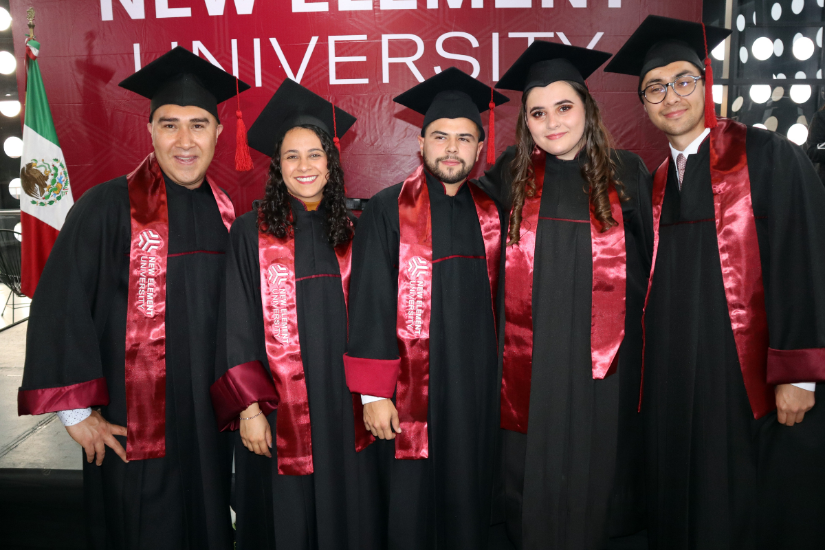 7 New Element University gradúa a su segunda generación. Arturo González, Johana Hernández, Alejandro Alvaradejo, Daniela Hadas y Carlos Cabrera