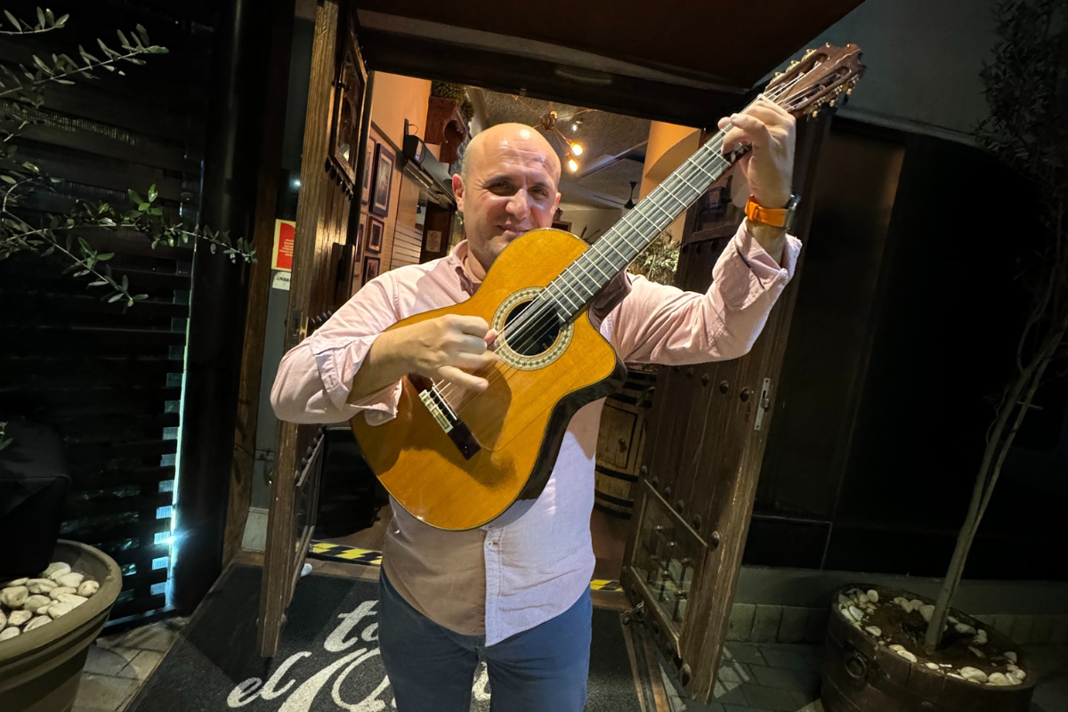 7 Noche Flamenca en El Quillo. El chef Pepe Ortega sorprendió a todos al tocar su guitarra