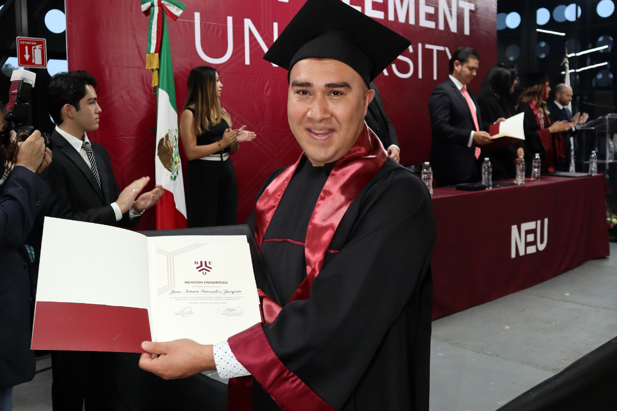 8 New Element University gradúa a su segunda generación. Arturo González