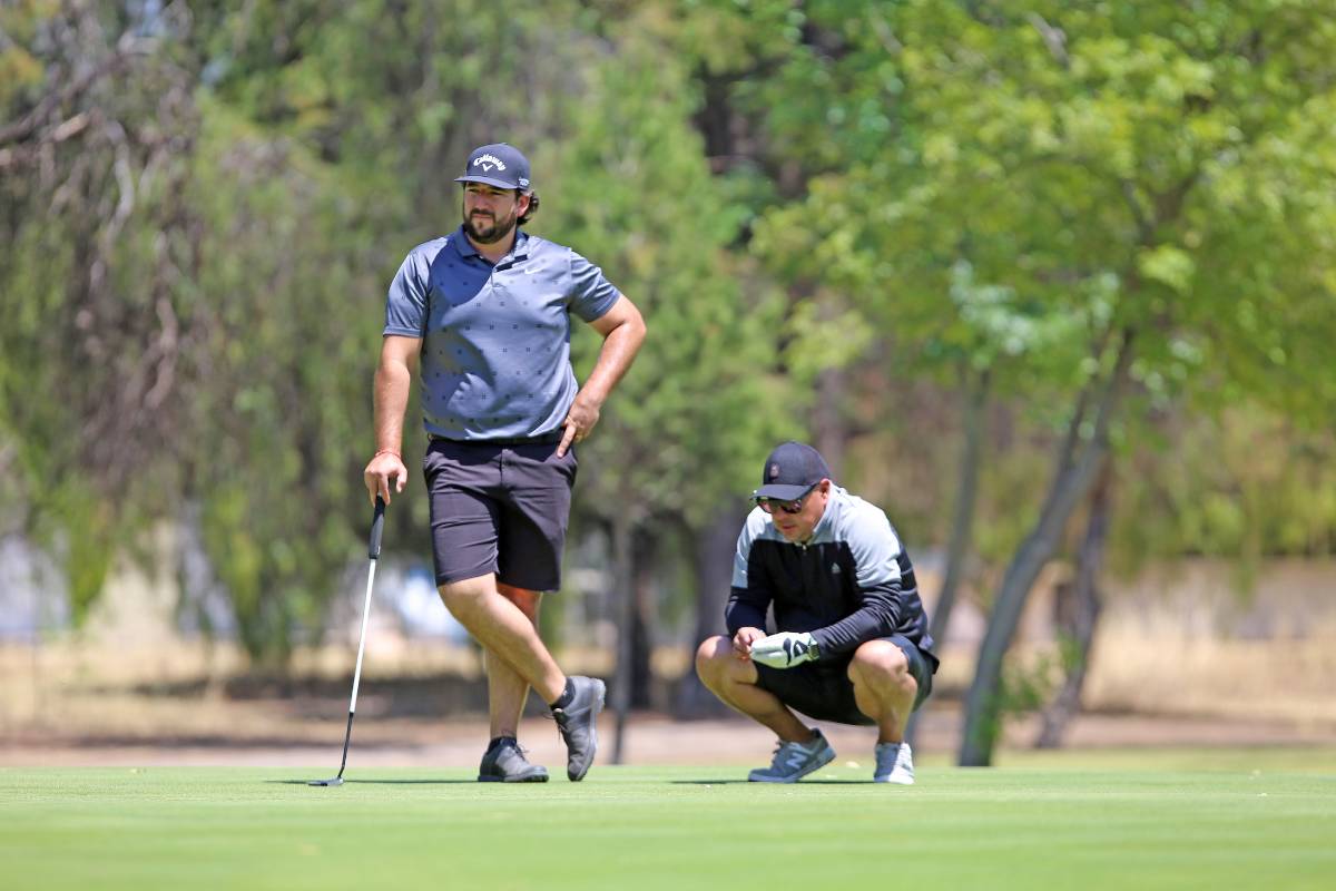 10 Golfistas compiten en el torneo de Semana Santa. Fueron 128 jugadores los que se encontraban en el campo, jugando en parejas para lograr el máximo reconocimiento del día