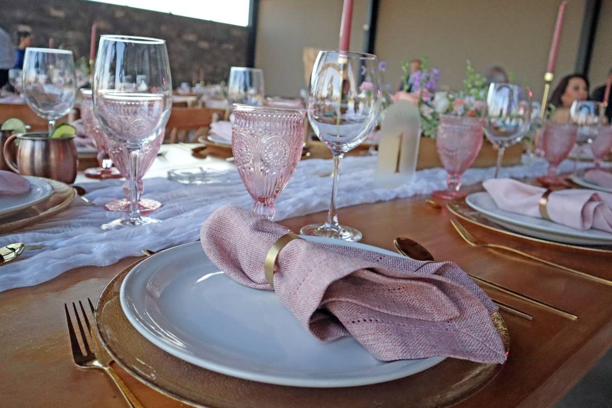 10 Celebra Regina sus XV años. Las mesas combinaban a la perfección con el espectacular diseño del lugar