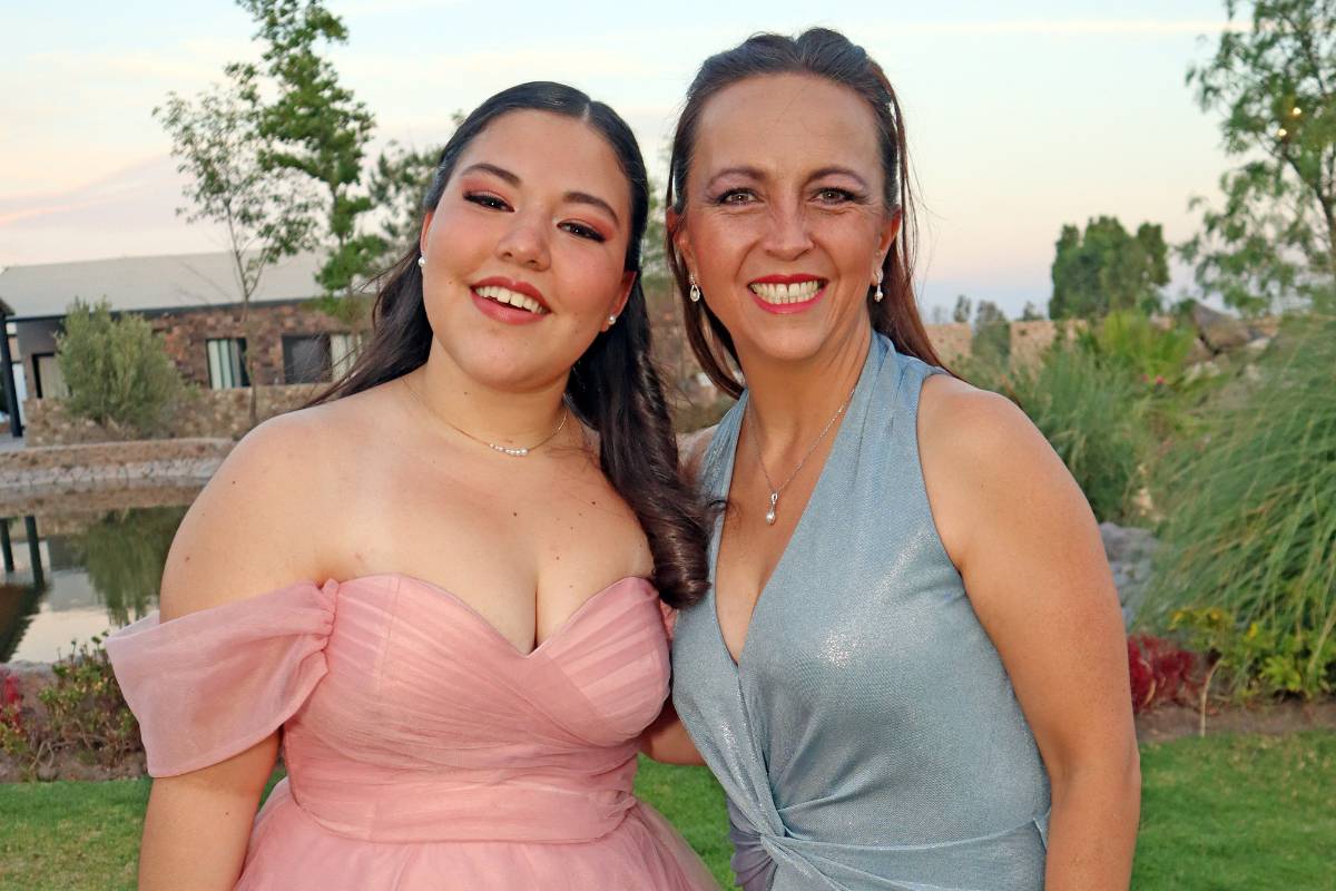 25 Celebra Regina sus XV años. Regina y Elena Espinoza