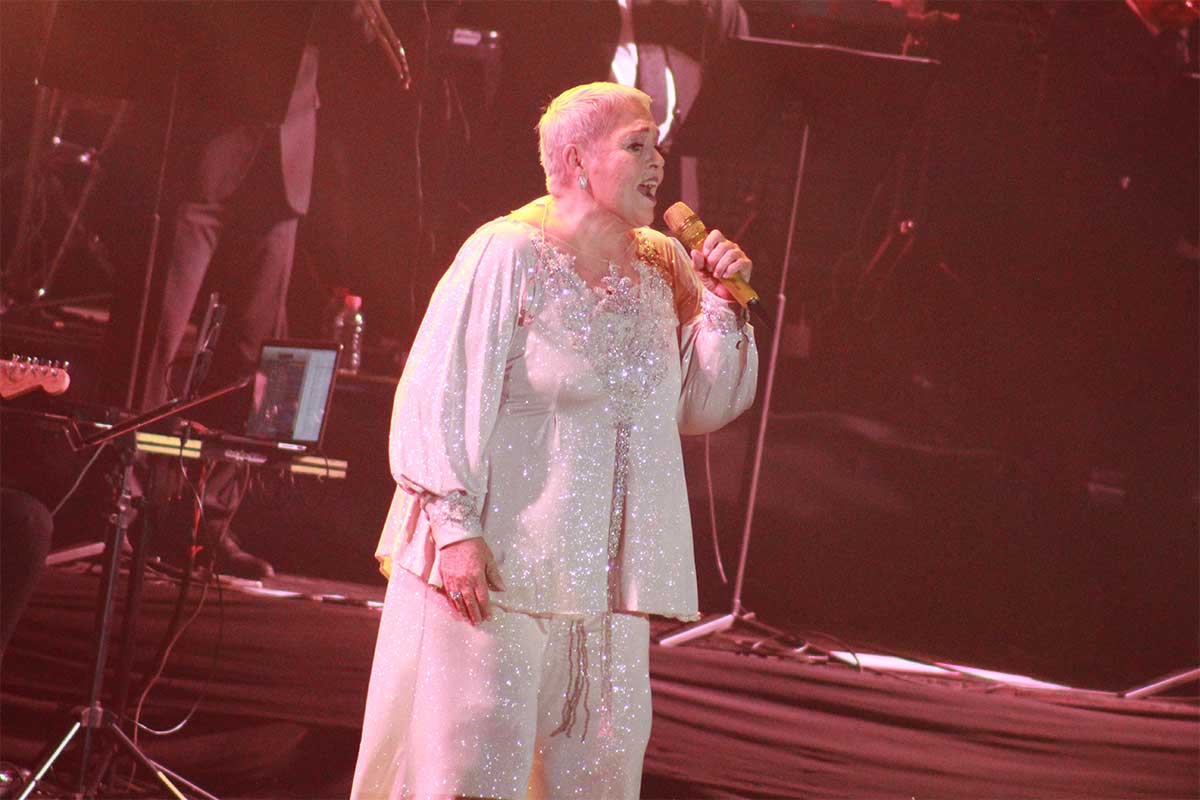 Lupita D'Alessio se despide de los escenarios y ofrece en Querétaro un show inolvidable junto a su hijo Ernesto