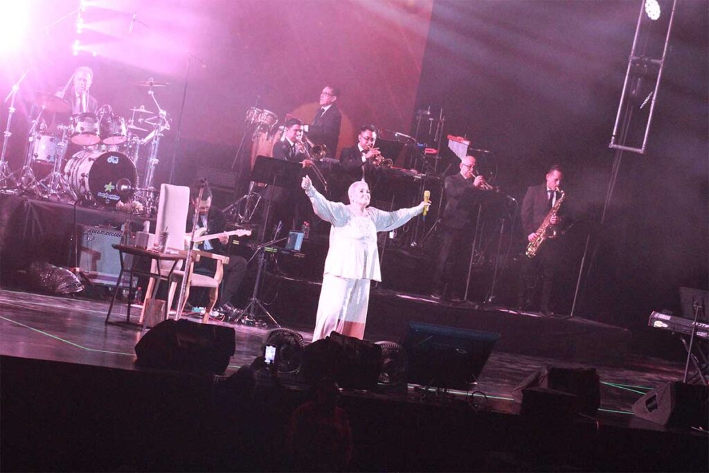 Lupita D'Alessio se despide de los escenarios y ofrece en Querétaro un show inolvidable junto a su hijo Ernesto