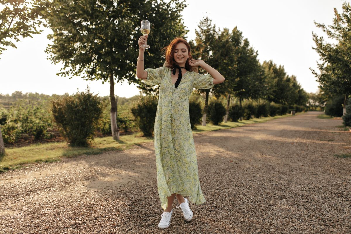 Vestidos midi con estampados florales son perfectos para las vendimias queretanas, combinando estilo y frescura. Foto: Especial