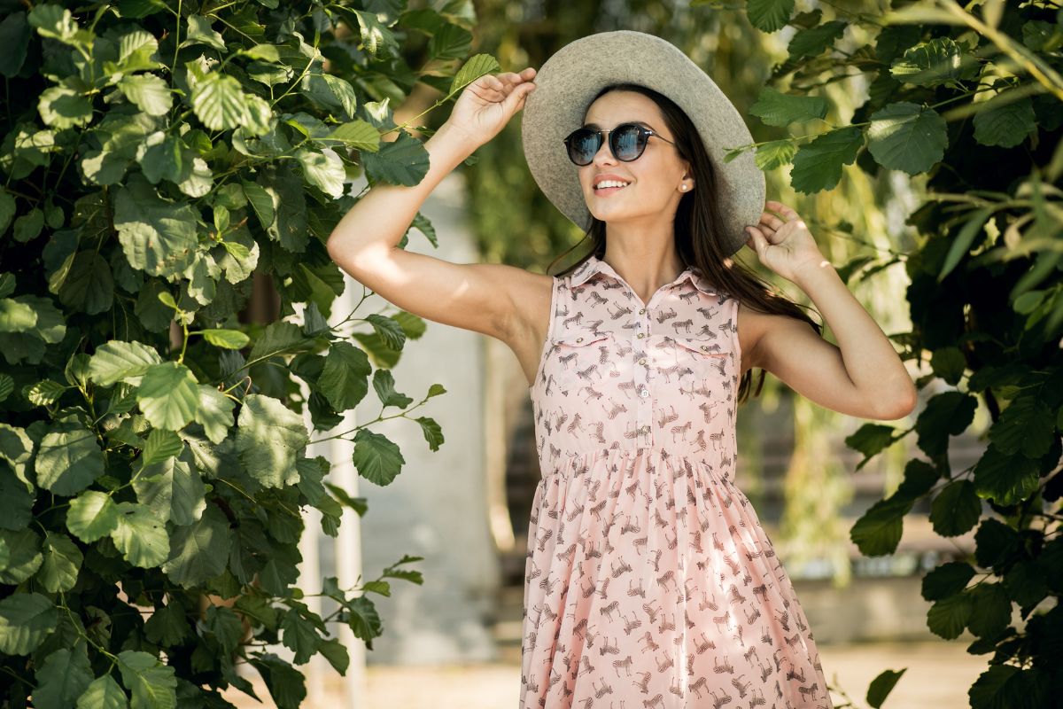 Sombreros de ala ancha no solo protegen del sol, sino que aportan un look natural y elegante. Foto: Especial