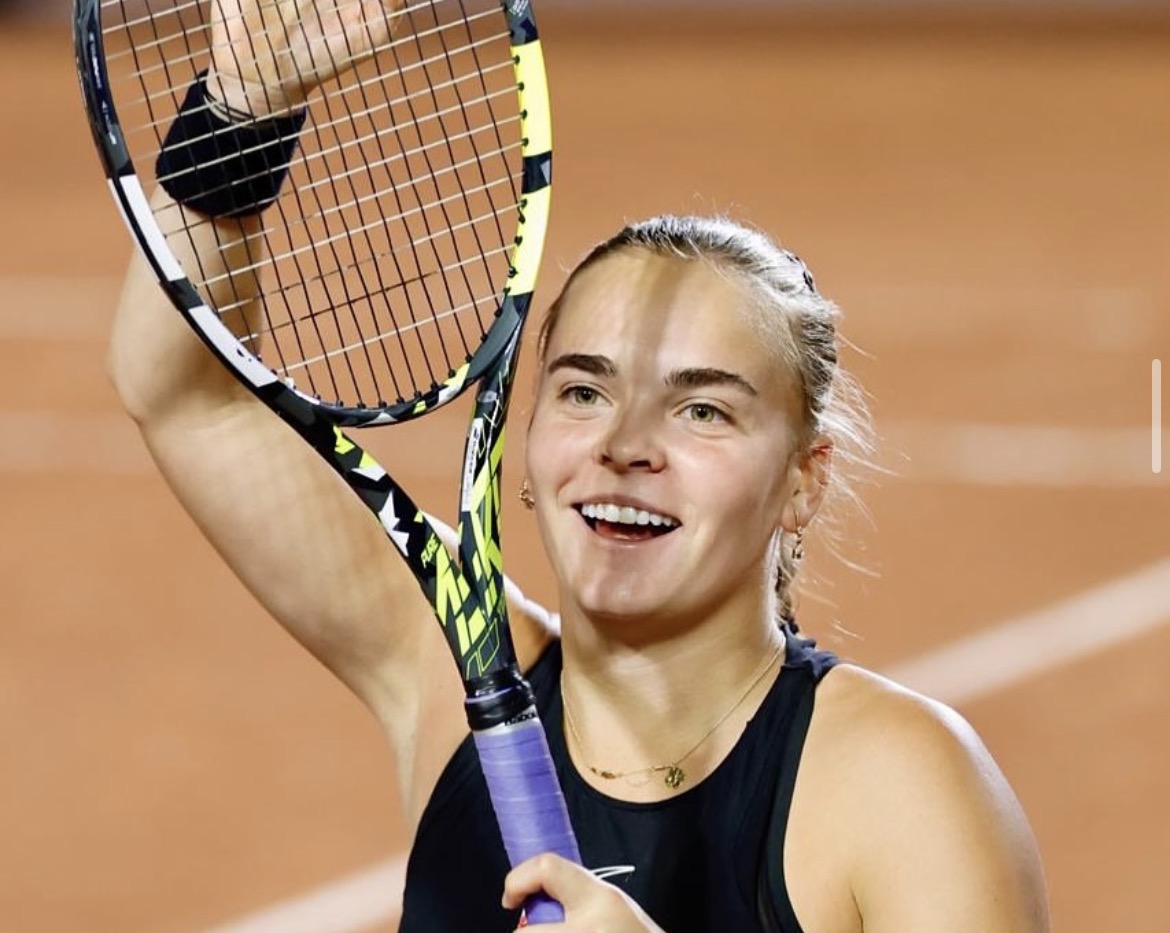 La checa Sara Bejlek brilla en el Querétaro Open, venciendo a Katrina Scott 6-2 y 6-1. Su talento y carisma la consagran como la nueva estrella del tenis femenino.