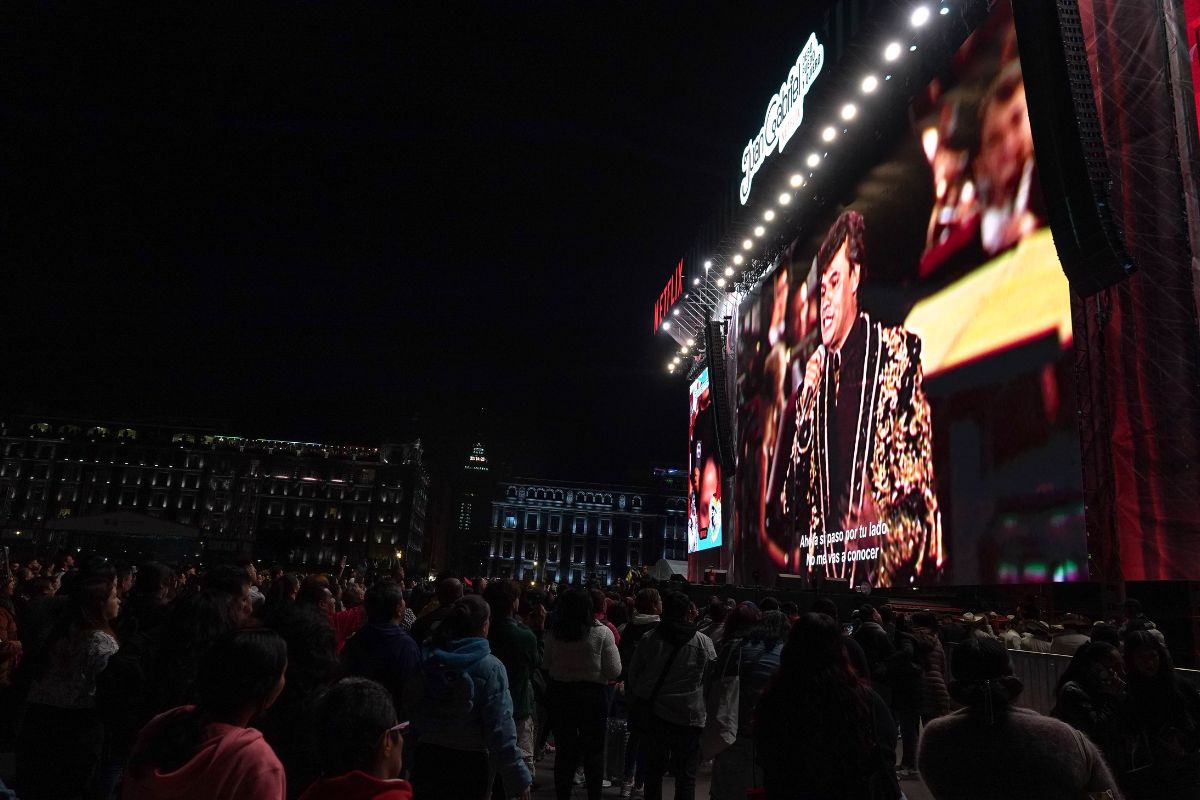 Miles de fans abarrotaron el Zócalo para celebrar a Juan Gabriel con pantallas gigantes. Foto: Cuartoscuro