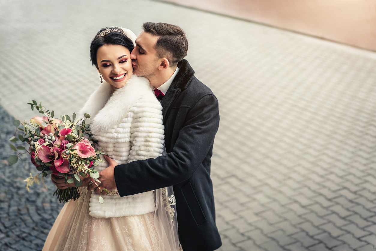 Guía definitiva para novias que se casan en frío: vestidos, telas y consejos top para bodas de invierno. ¡Descarga la guía VSD gratis!