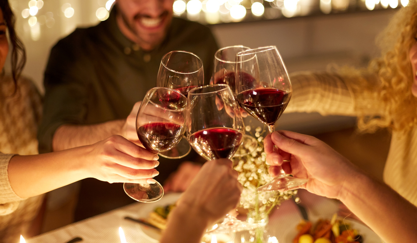 Descubre los mejores viñedos en Querétaro para una escapada romántica cerca de CDMX. Vinos premiados, experiencias decembrinas y guía vinícola gratis.