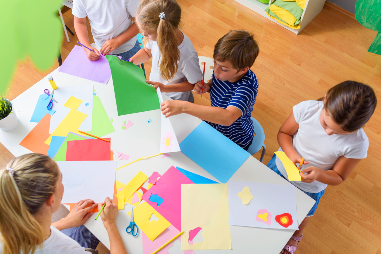 Guía práctica para padres: Aprende a elegir el mejor preescolar en Querétaro. Analizamos modelos Montessori, bilingües y constructivistas, servicios clave y preguntas esenciales.