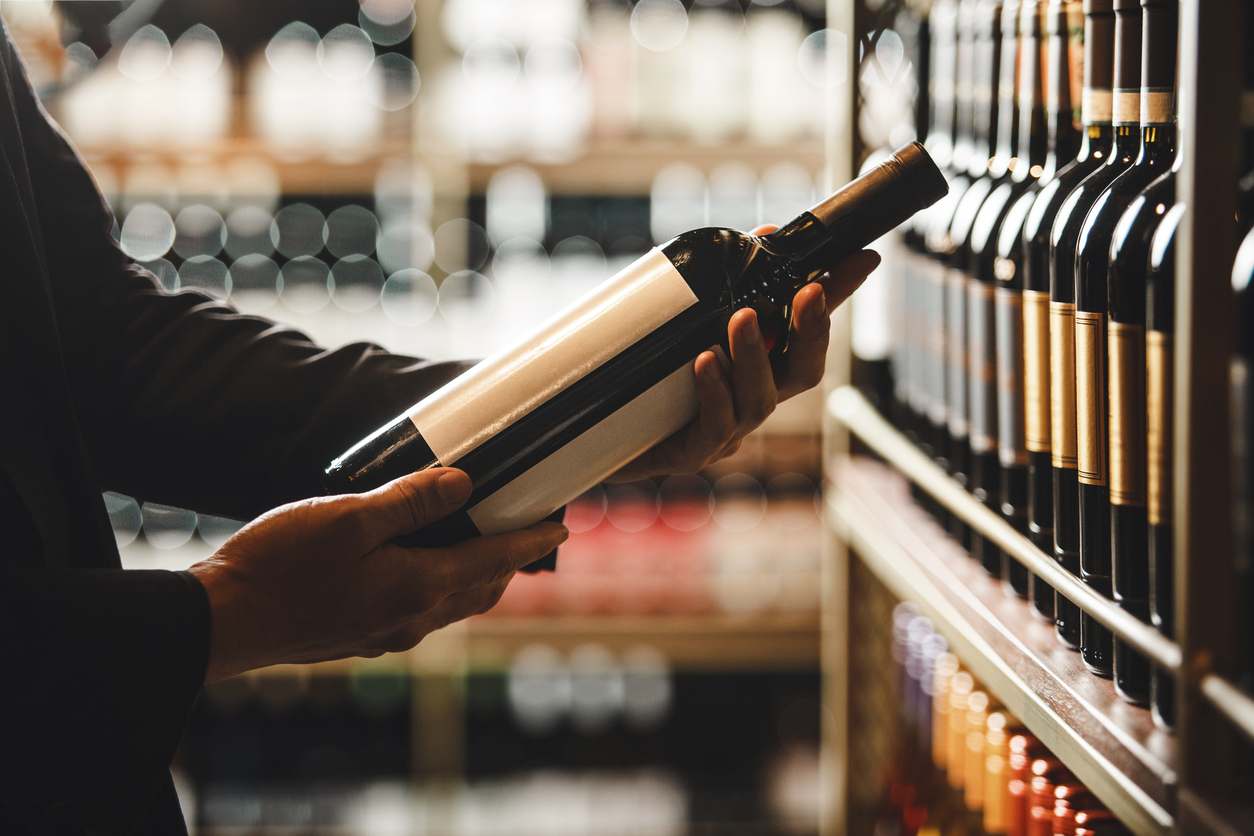 Aprende a elegir tu vino ideal con esta guía paso a paso. Descubre consejos de cata, maridaje y los mejores viñedos de Querétaro. ¡Descarga la guía VSD! gratis.