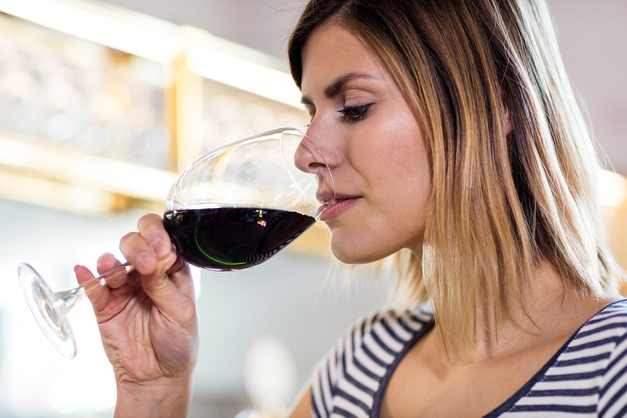 Aprende a elegir tu vino ideal con esta guía paso a paso. Descubre consejos de cata, maridaje y los mejores viñedos de Querétaro.