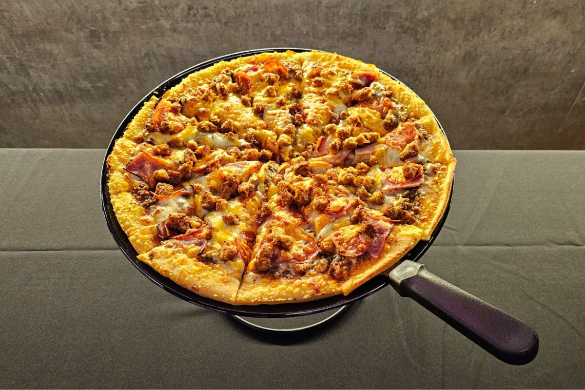 Boston’s Pizza conquista Querétaro con pizzas y sports bar