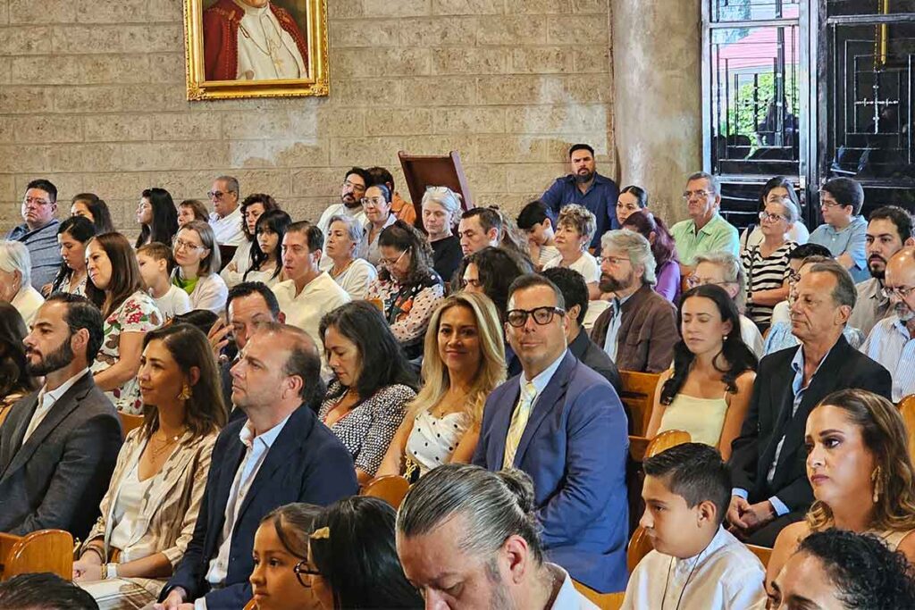 El niño Diego Fuentes, alumno del Instituto Asunción Querétaro, celebró su Primera Comunión rodeado de su familia y amigos