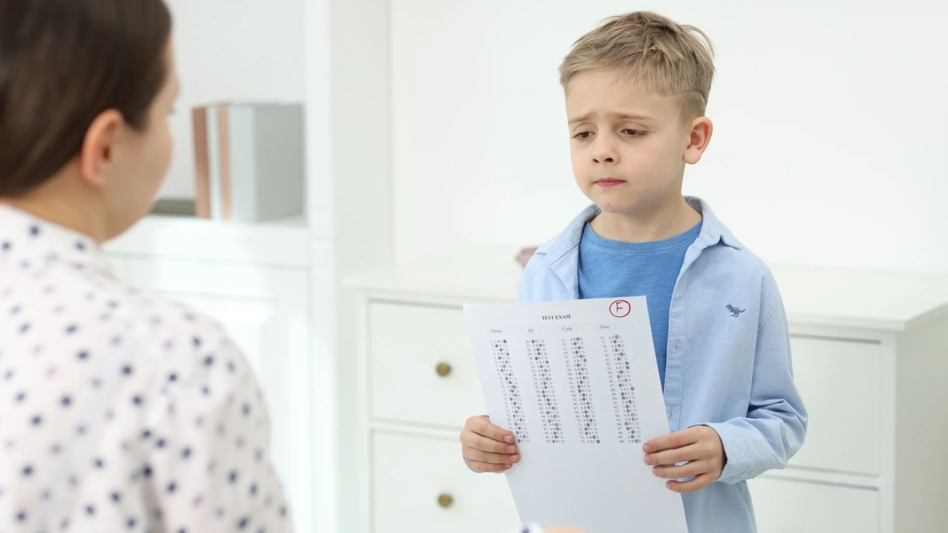 ¿Tu hijo tiene bajas calificaciones? 6 consejos para ayudarlo sin etiquetarlo